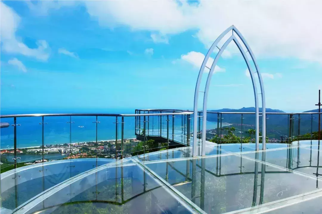 国内第一条全海景玻璃栈道开放！媲美“天空之境”，却吓得腿软~
