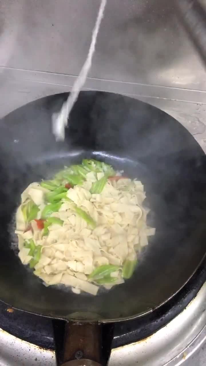 尖椒炒干豆腐做法（做法简单清香味美尖椒炒干豆腐）