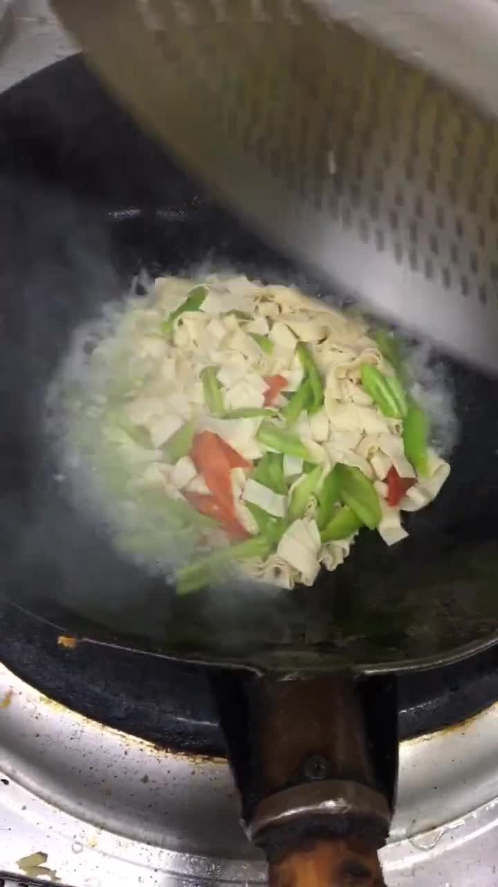 尖椒炒干豆腐做法（做法简单清香味美尖椒炒干豆腐）