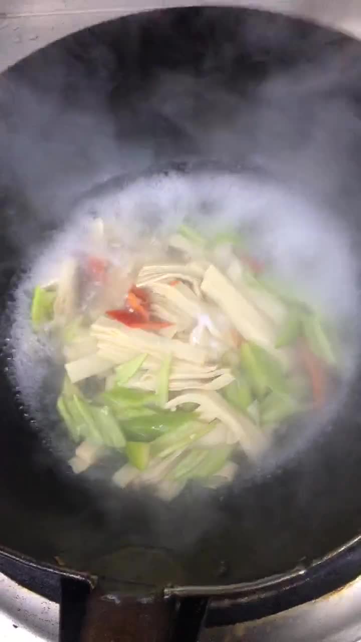 尖椒炒干豆腐做法（做法简单清香味美尖椒炒干豆腐）