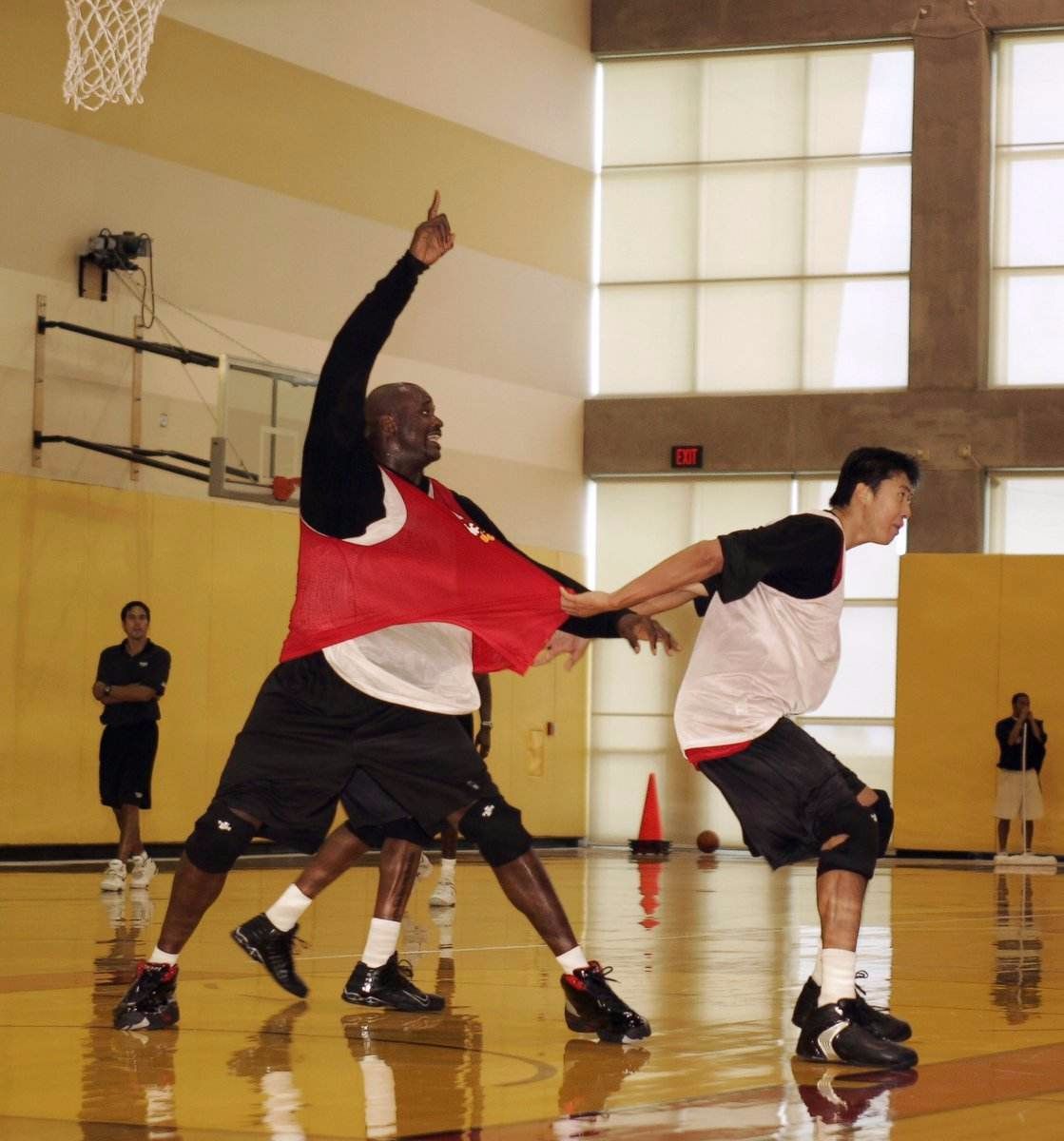 王治郅为什么是nba第一人(王治郅为何最终没留在nba?