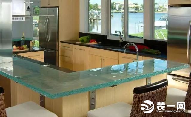 厨房台面用什么材料好？厨房钢化玻璃台面怎么样？