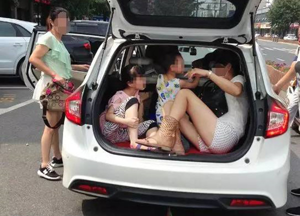 多带一个孩子就扣6分？私家车这么坐，也算是超载！