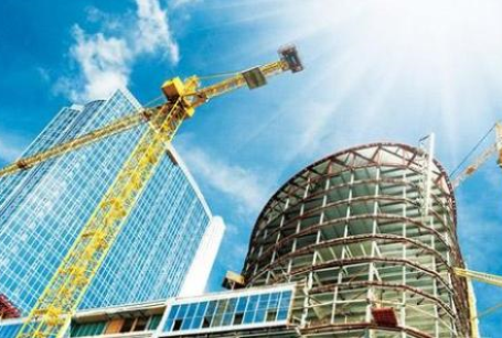 建筑企业劳保计入哪个科目？