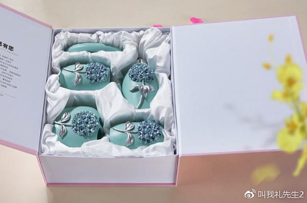发小订婚送什么礼物好（适合订婚送的礼物）