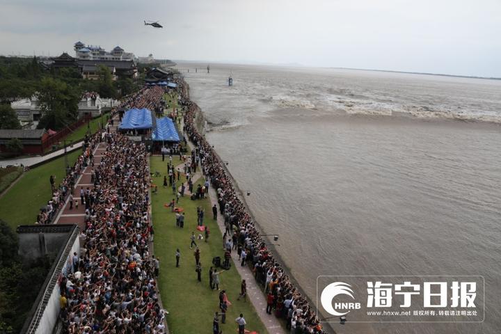 钱江潮直播手机上在哪里看(八月十八直击海宁潮 “浙视频”联合爱海宁APP多角度3小时直播 34万人“浙”里观潮)