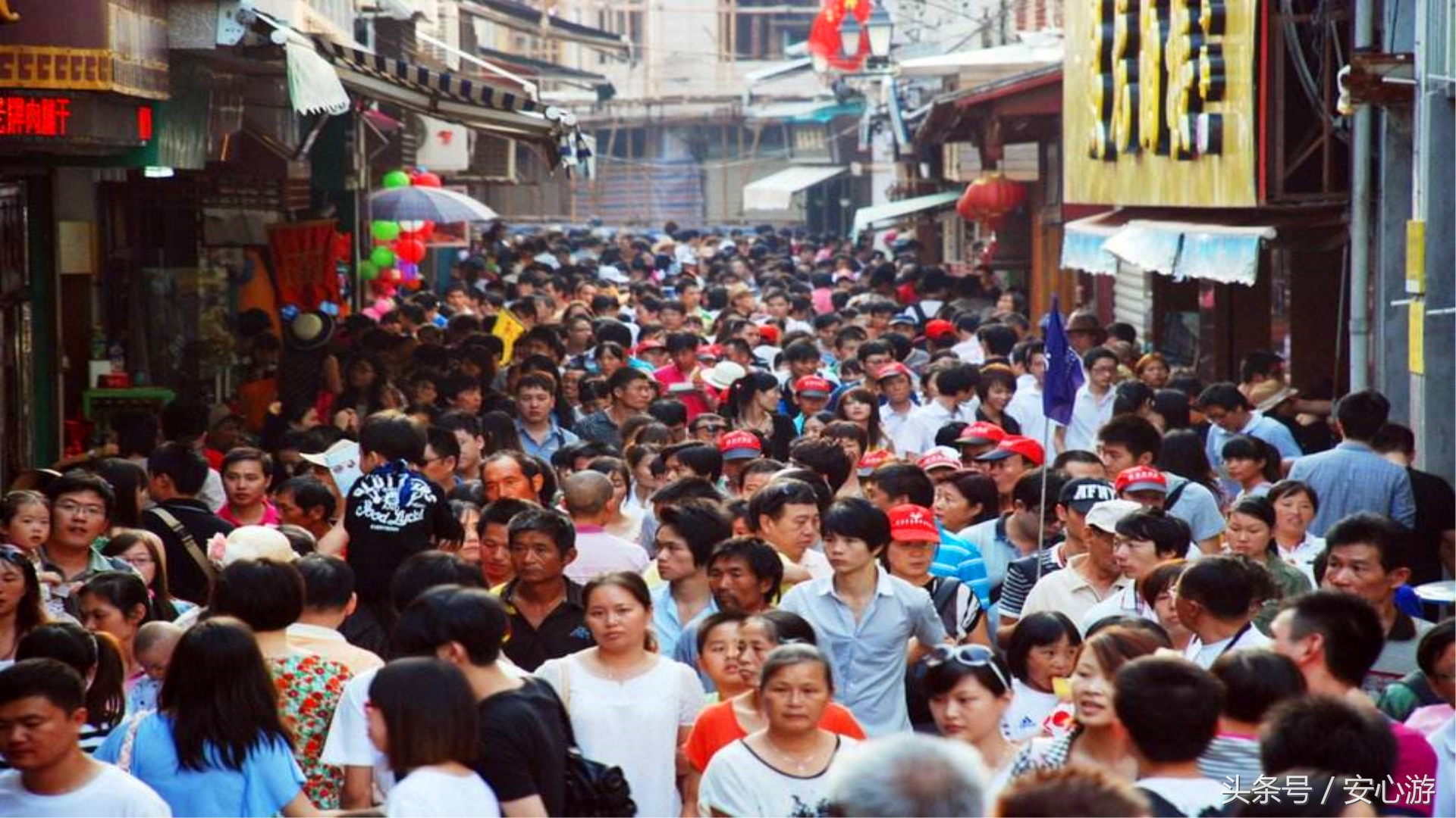 国庆假期接近尾声，上海城隍庙依然人挤人