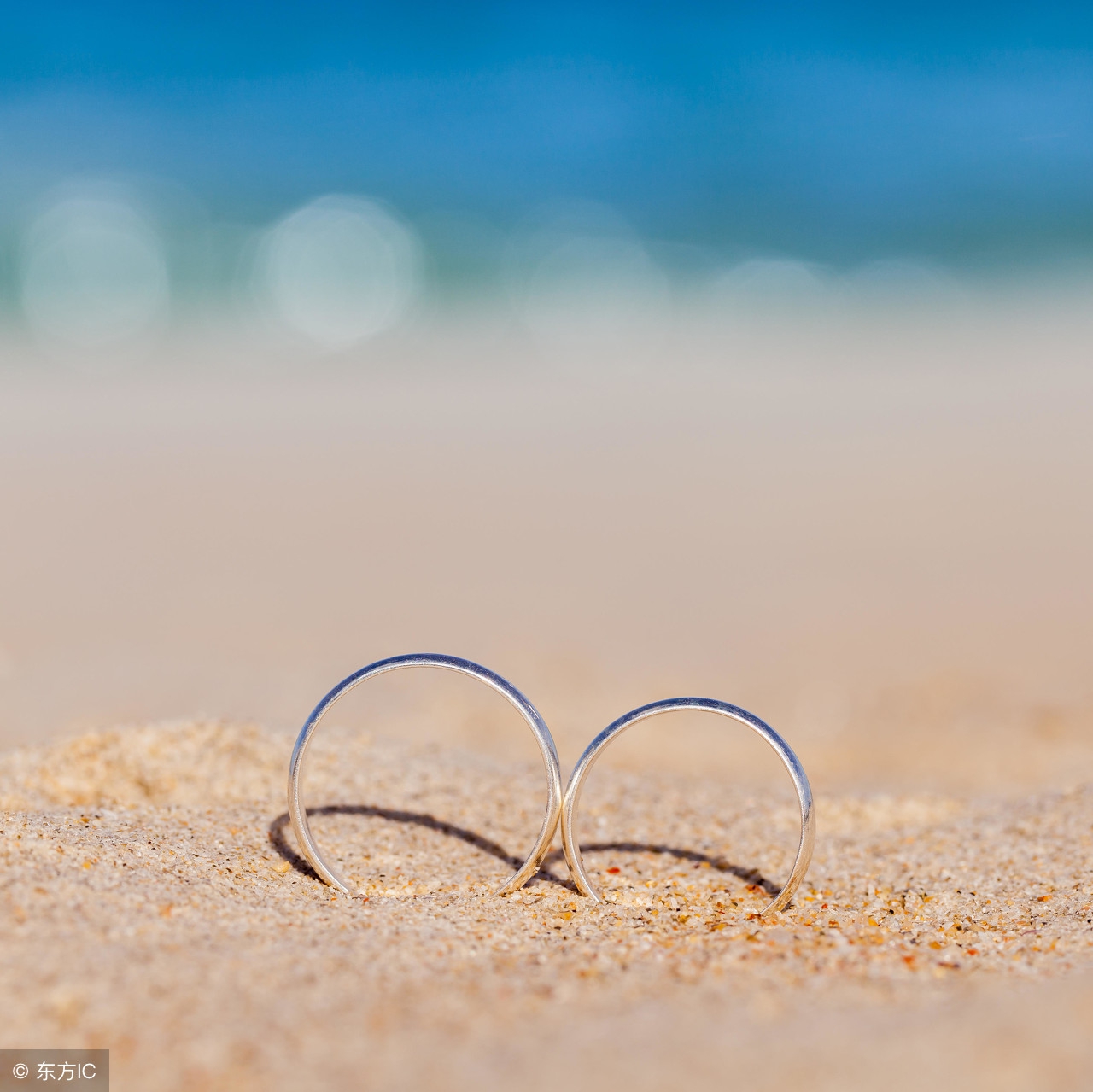 真心喜欢过的人没法做朋友,哪怕再多看几眼,都还是想拥有.