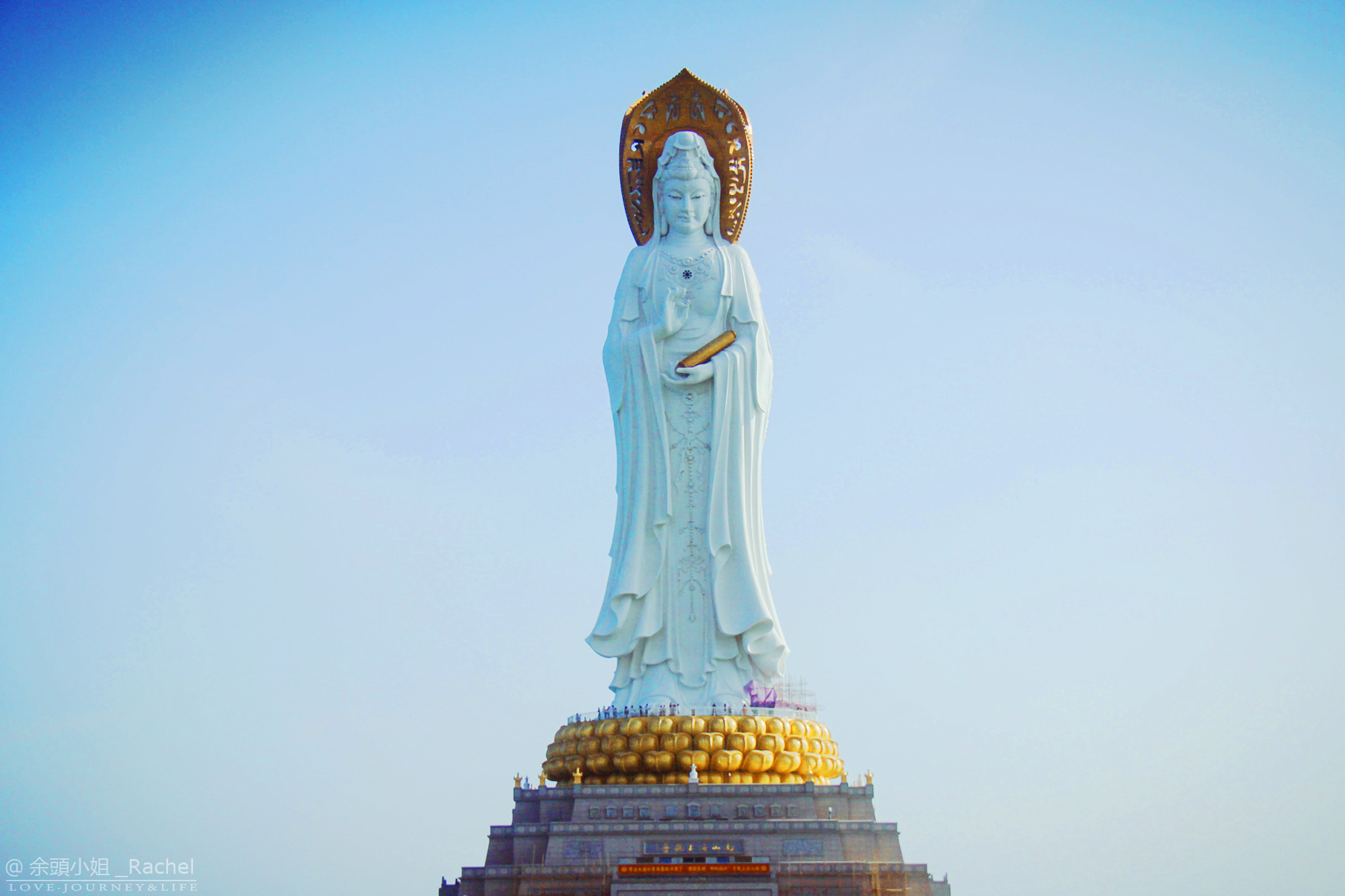 这尊海上观音比自由女神还要高，是世界之最，也是中国佛教的骄傲