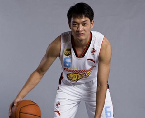 为什么nba受伤还能继续打(为什么NBA有不少球星受伤后依然可以重回巅峰，而CBA却很少有呢？)