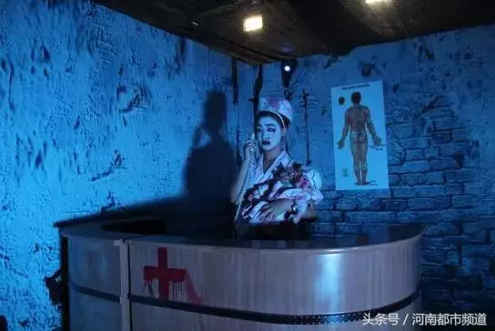 女子欢乐谷鬼屋游玩被“鬼”吓到,磕破额头缝了三针,谁该赔?