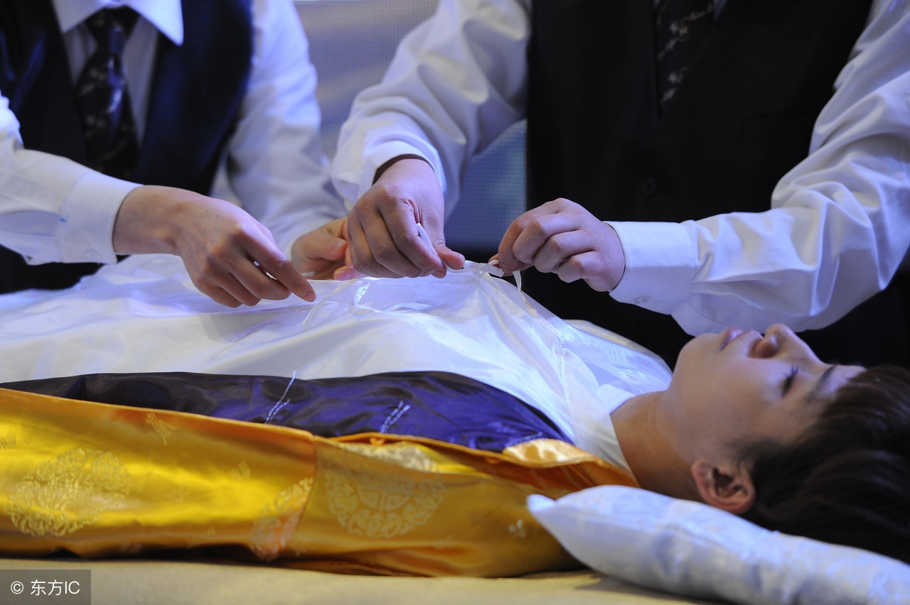 人死后为什么要穿寿衣(人死后为什么要穿寿衣绑住脚)