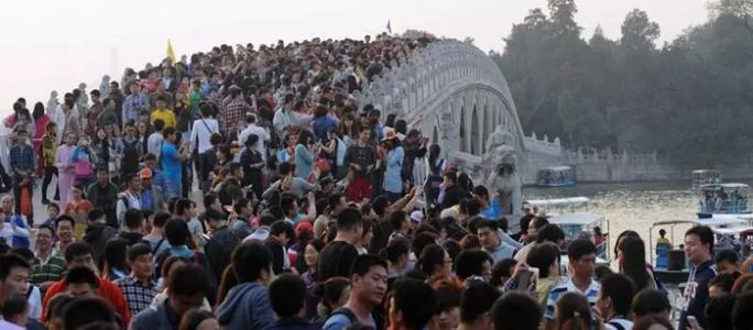 有专家建议恢复五一黄金周，并在8月增设避暑黄金周，你怎么看？