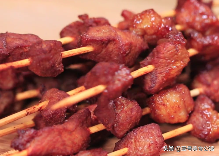 在家教你做香辣孜然羊肉串，外焦里嫩，美味又解馋，家人都爱吃