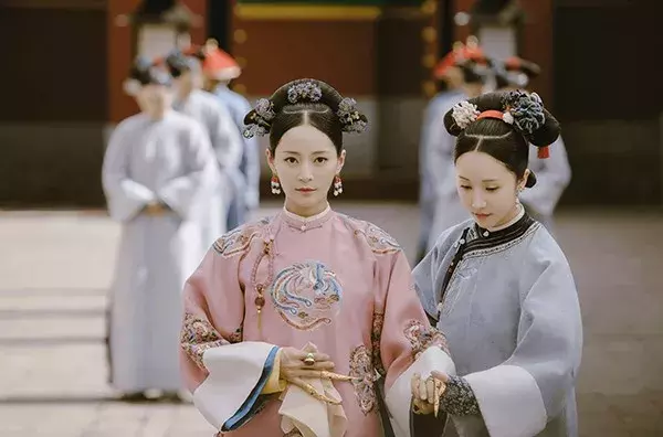 王媛可王雨夫妇首次饰演情侣，而“喋血长江”则是玻璃渣。