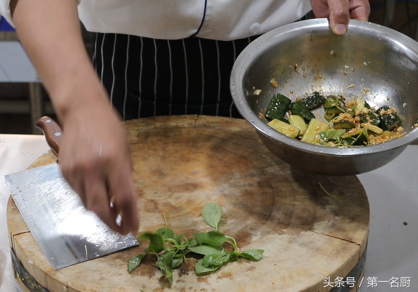 河南人为何对“荆芥”吃上瘾！夏天这3道美食，哪一样都离不开它