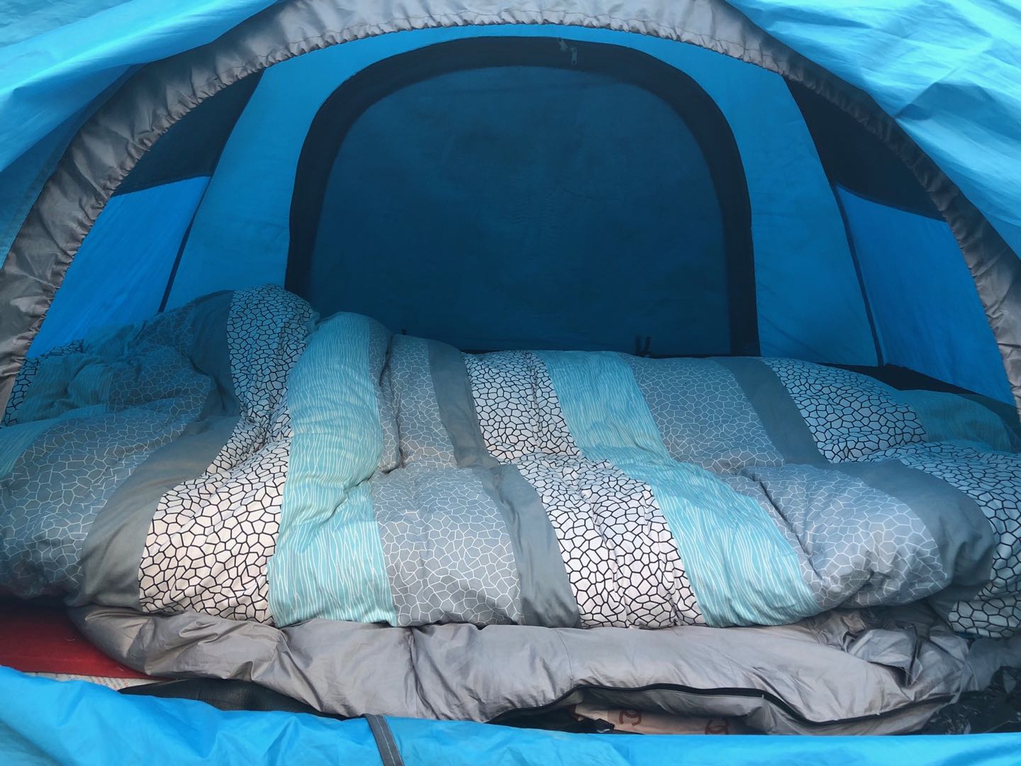 买不起房又租不起房，我选择睡帐篷！
