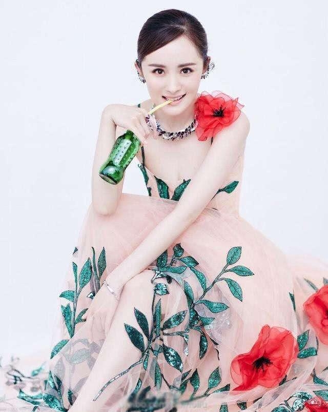 杨幂穿上这纯色的裙子犹如仙女，如今的她真是优雅又漂亮！
