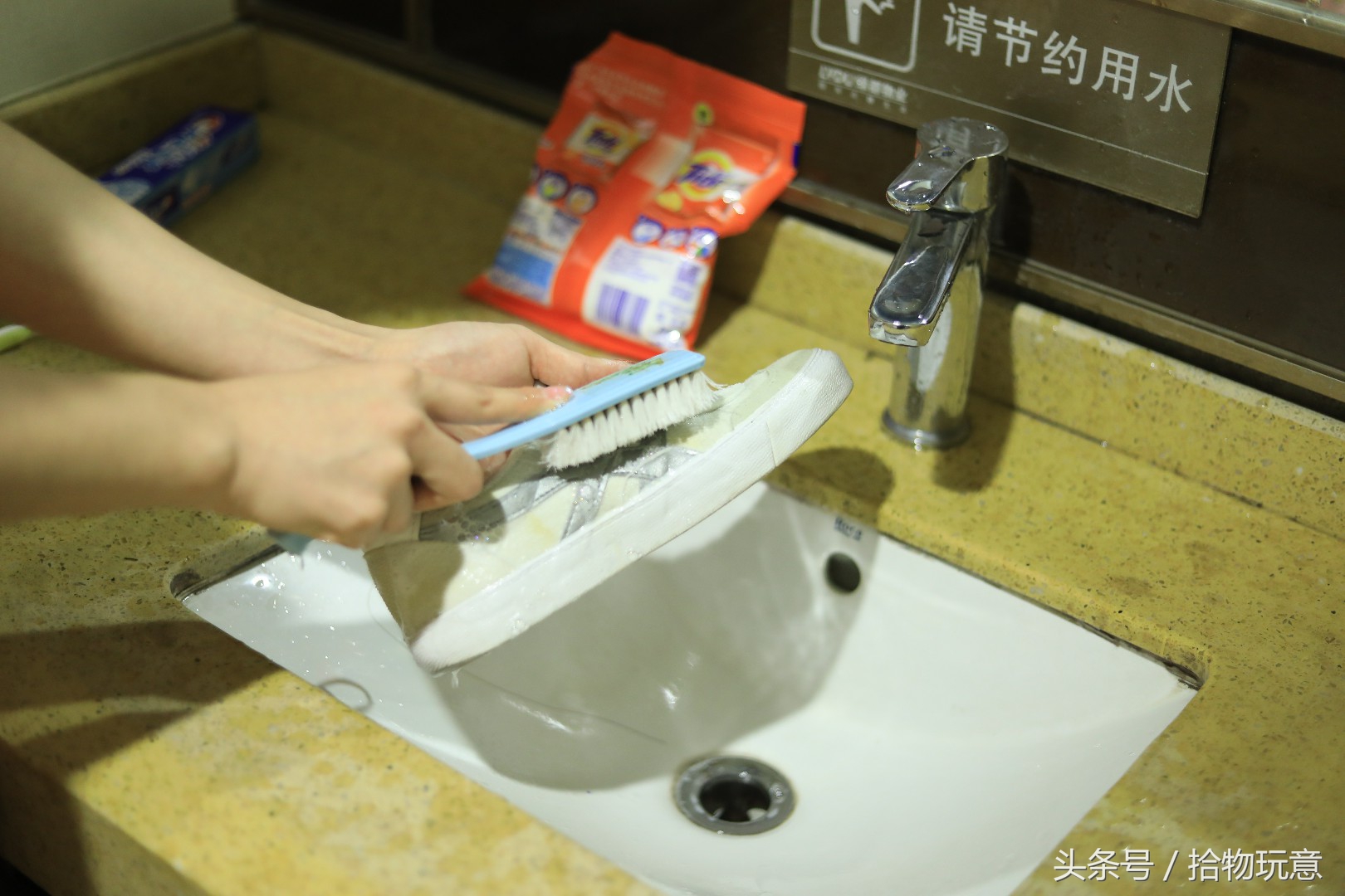 小白鞋发黄别直接扔掉，只需用它泡一泡，鞋子立马洁白如新