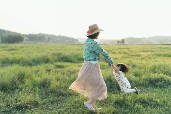 床前明月光，半夜喂奶忙 锄禾日当午，饭是妈妈煮……