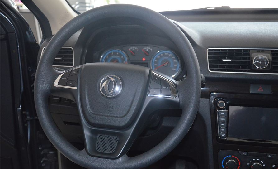 东风风光360的内饰设计也十分令人惊喜,内饰方面以黑色色调为主 ,适当