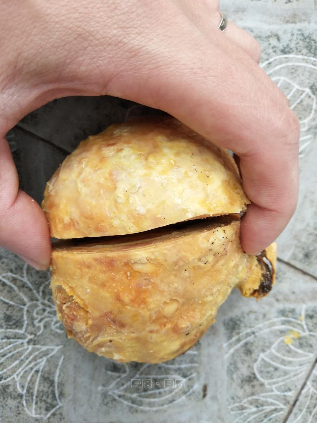 据他介绍,这是在鸡的腹部发现的,他推测有可能是传说中的"鸡宝".