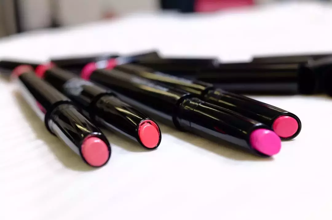 16种爆款口红试色，hold住你的全部状态！