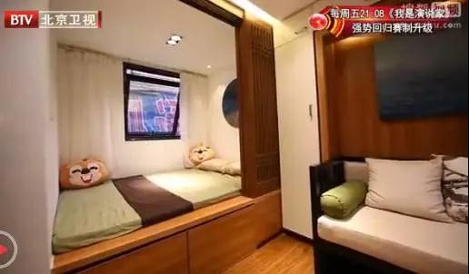 一家3口挤20平老房，树长在房中央，设计师爆改后秒变洋房，真牛