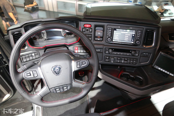 半挂车头价格(搭载650马力v8发动机) - 价格百科