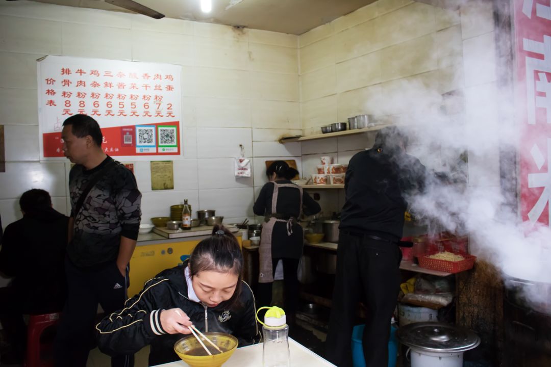 這家藏在市中心不足20平米的米粉店，被一碗加辣鸡杂粉带火了生意