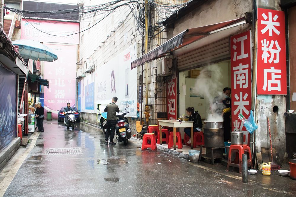 這家藏在市中心不足20平米的米粉店，被一碗加辣鸡杂粉带火了生意