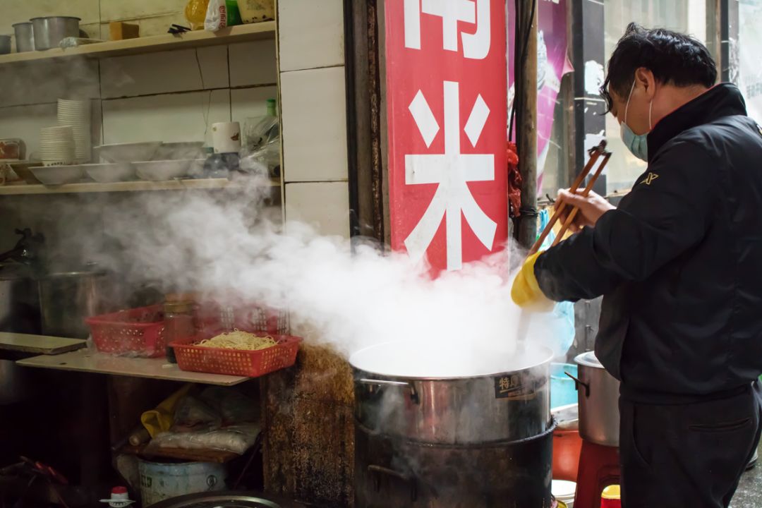 這家藏在市中心不足20平米的米粉店，被一碗加辣鸡杂粉带火了生意