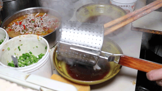 這家藏在市中心不足20平米的米粉店，被一碗加辣鸡杂粉带火了生意