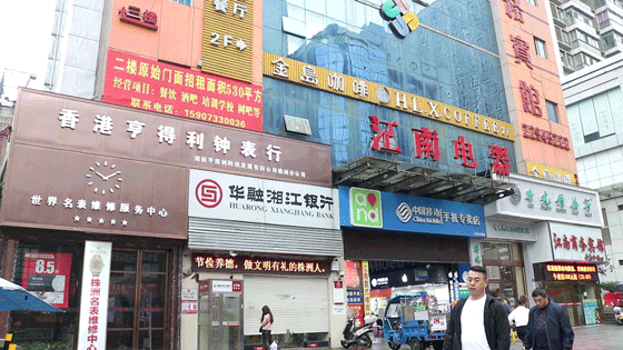 這家藏在市中心不足20平米的米粉店，被一碗加辣鸡杂粉带火了生意