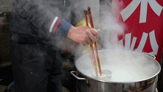這家藏在市中心不足20平米的米粉店，被一碗加辣鸡杂粉带火了生意