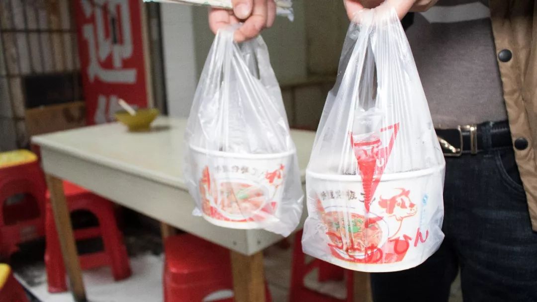 這家藏在市中心不足20平米的米粉店，被一碗加辣鸡杂粉带火了生意
