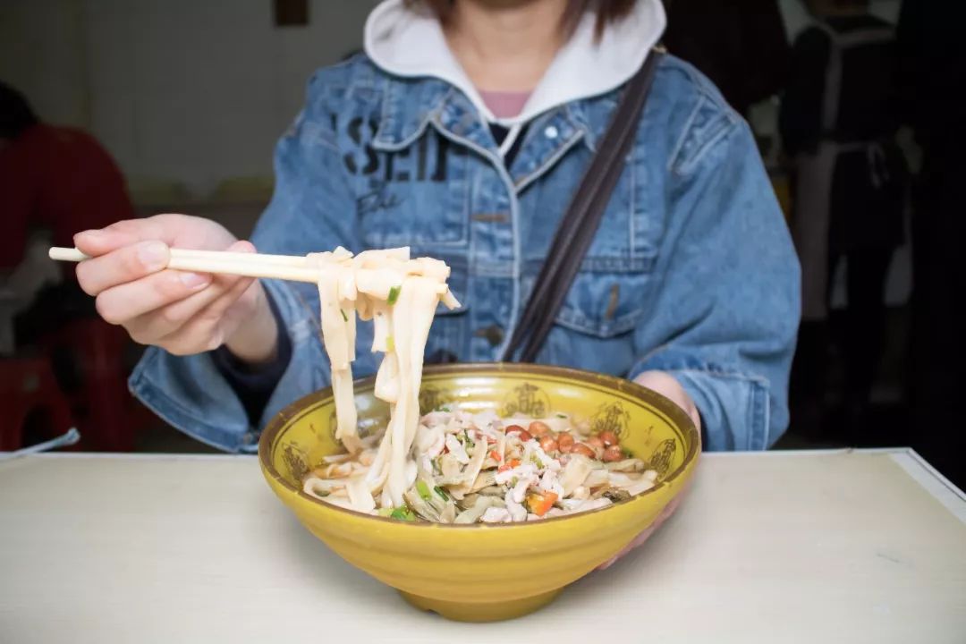 這家藏在市中心不足20平米的米粉店，被一碗加辣鸡杂粉带火了生意