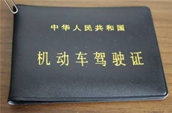 驾照满一年汽车实习标志正确张贴指南