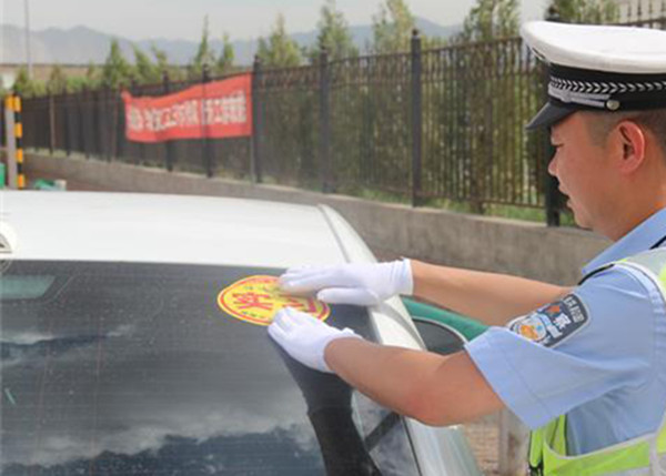 拿到驾照一年多，现在才买的车，还能不能贴实习标志了？