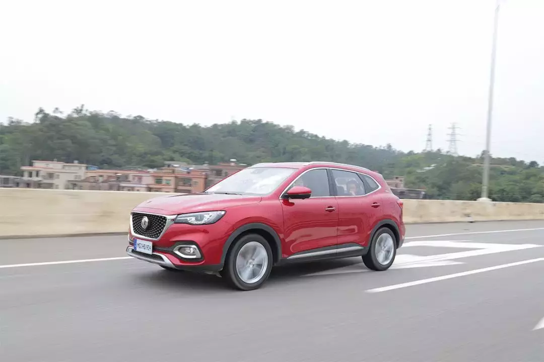 11.98万起，试驾“荷尔蒙SUV”名爵HS，7.5秒破百！
