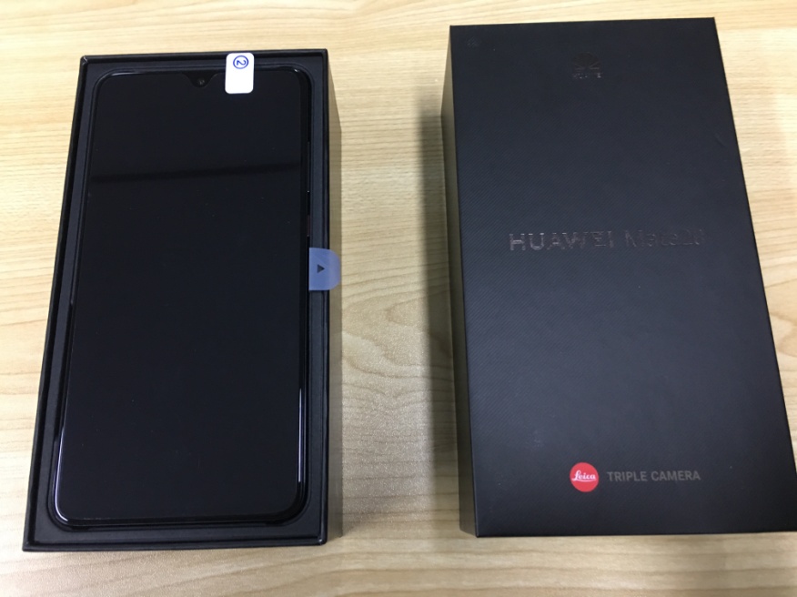 是一如既往的mate系列礼盒包装,方方正正的黑盒子,正面依次是华为logo