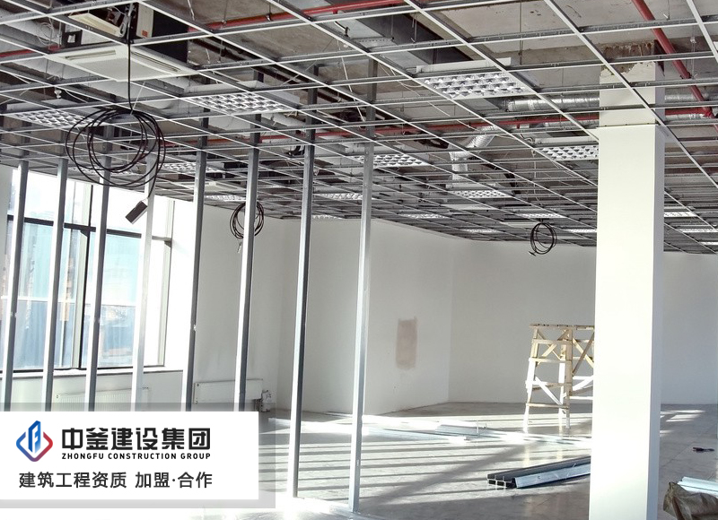 加盟建筑装修装饰工程分公司，施工挂靠，自己成立工程公司哪个好