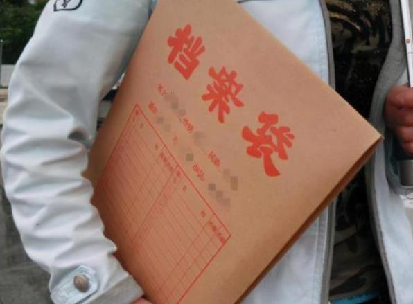 准大学生开学前，要准备好“一档三证”，其中一证男生务必要准备