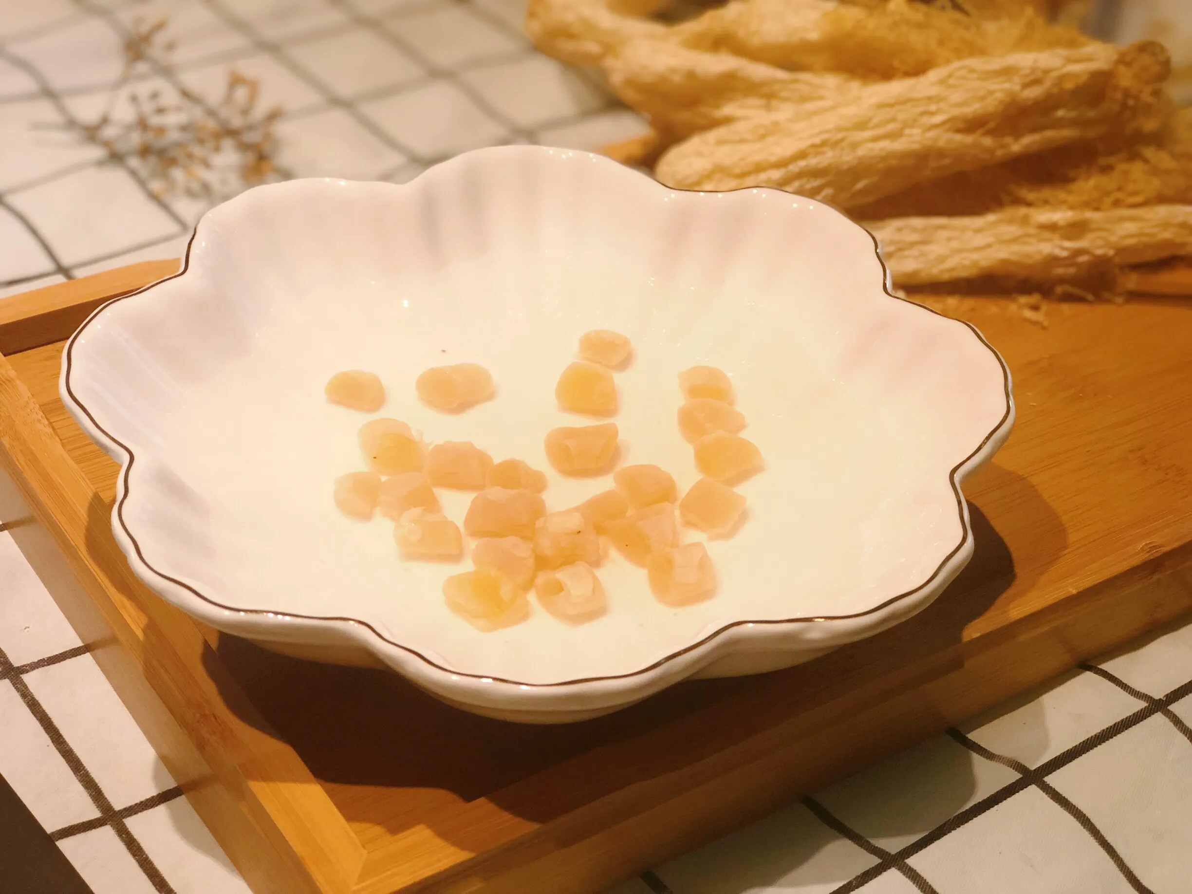 干贝竹荪汤，粤菜中的著名汤品，简单一炖，便可成就极致鲜味