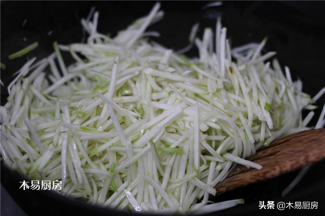 芥菜咸菜的做法，芥末味儿钻鼻孔，家人说让人欲罢不能真下饭