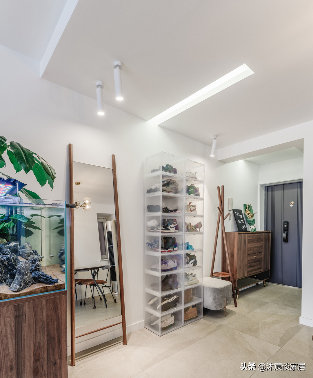 她家看着平淡，但简洁清爽，用窗帘隔出一间卧室，温馨且幸福