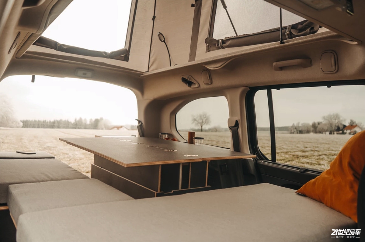 可坐5-7人,车内全部模块化设计