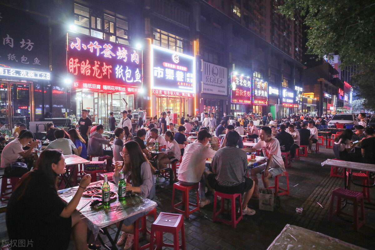 农村小伙开烧烤店，“小龙虾免费吃”，反倒年赚120万，学学？