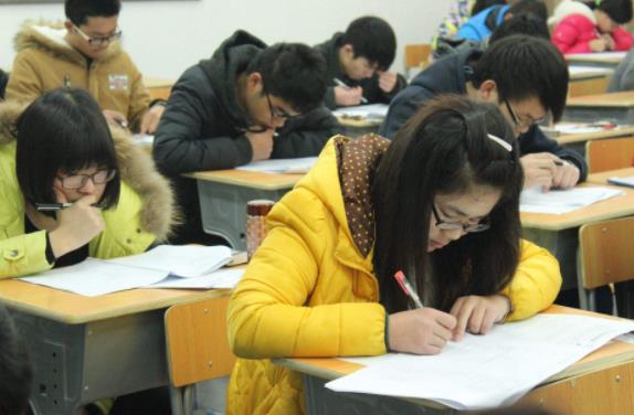 下半年将进入公务员考试高峰期，大学生具备这个优势，更容易上岸