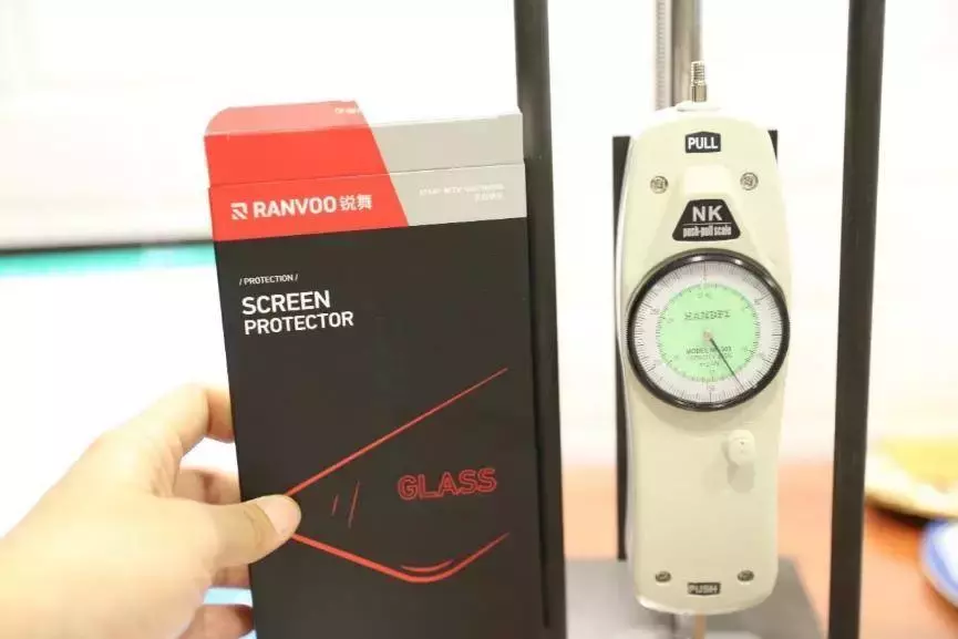 变着方法弄碎我的iPhone手机膜-17款钢化玻璃膜大横评